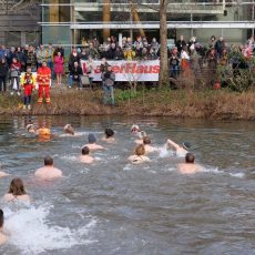 Neujahrsschwimmen für den guten Zweck (Unterhaltung / Freizeit | Rheinau)