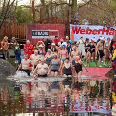 Neujahrsschwimmen für den guten Zweck (Unterhaltung / Freizeit | Rheinau)