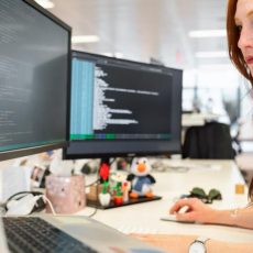 Live-Coding Session – Erstellen eines simplen Microservice mit Go (Golang) (Webinar | Online) Live-Coding Session – Erstellen eines simplen Microservice mit Go (Golang) (Webinar | Online)